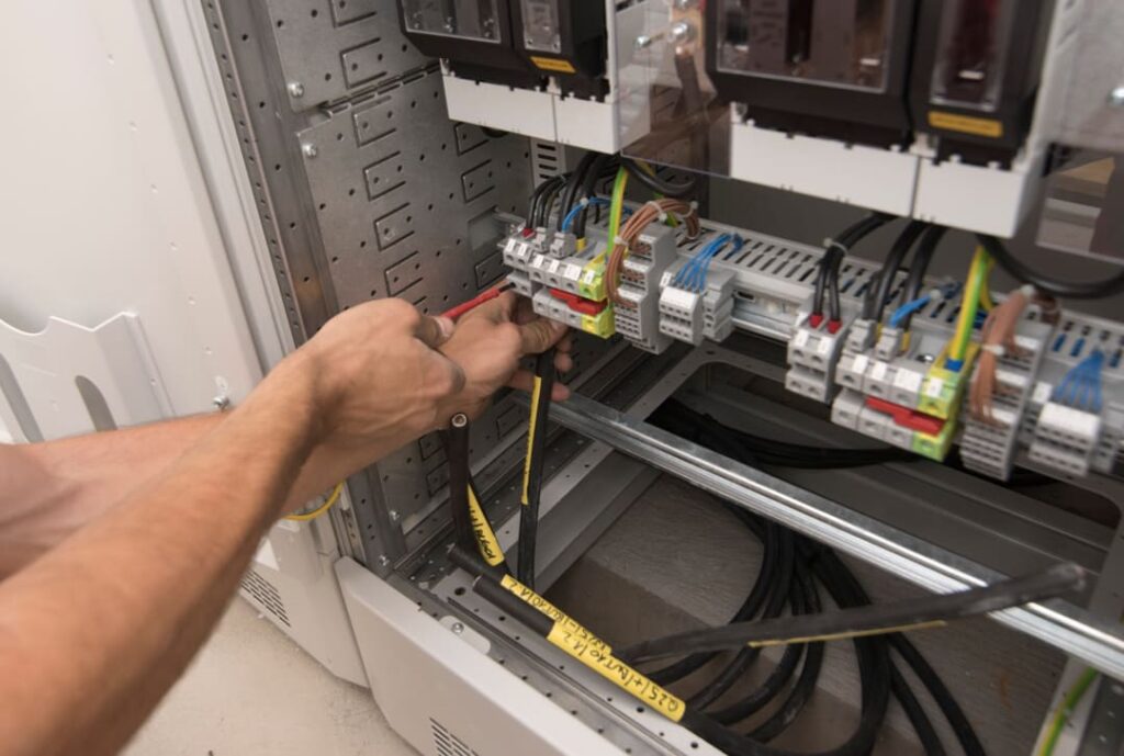 Manutenção circuito inversor solar