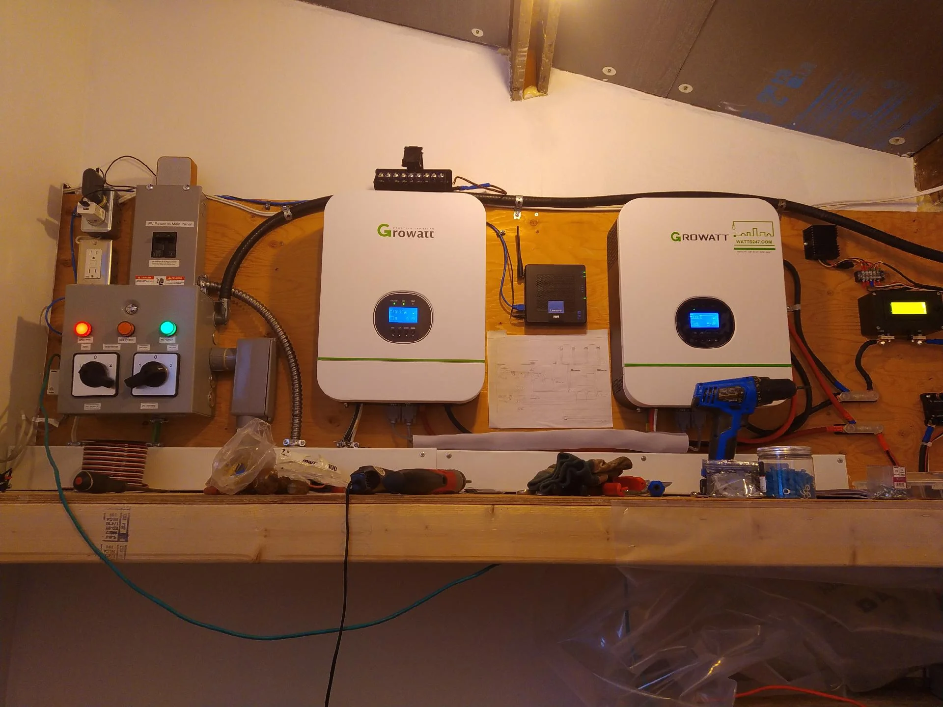 Inversor Solar da Growatt em Bancada